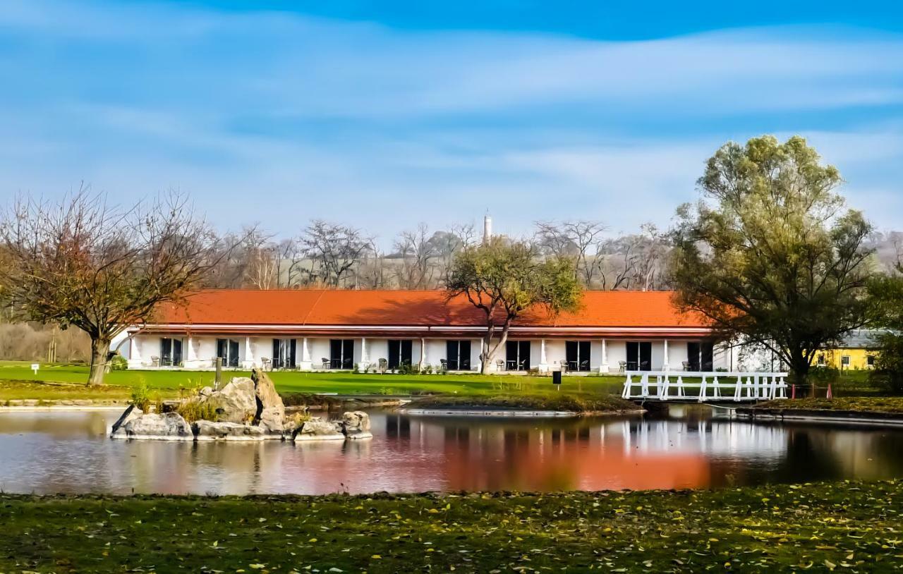 Pannonia Golf & Country Club Bed & Breakfast Alcsutdoboz Bagian luar foto