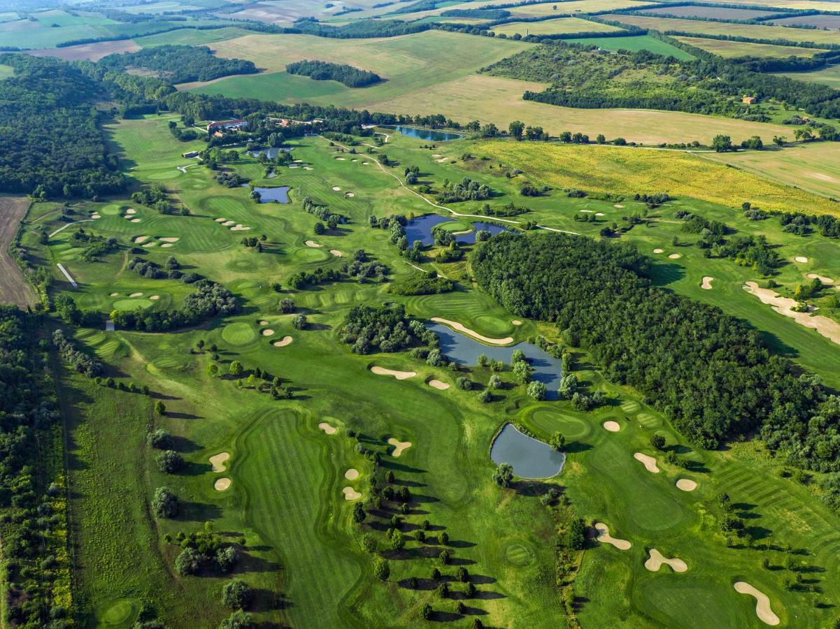 Pannonia Golf & Country Club Bed & Breakfast Alcsutdoboz Bagian luar foto
