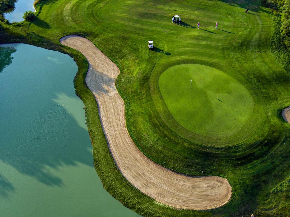Pannonia Golf & Country Club Bed & Breakfast Alcsutdoboz Bagian luar foto